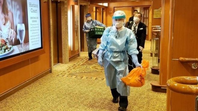 El crucero retenido por la confirmación de al menos 10 casos de coronavirus