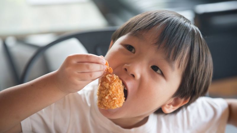 ¿Por qué nos gusta tanto la comida crujiente? (y cómo el sonido se convirtió en el sabor olvidado)