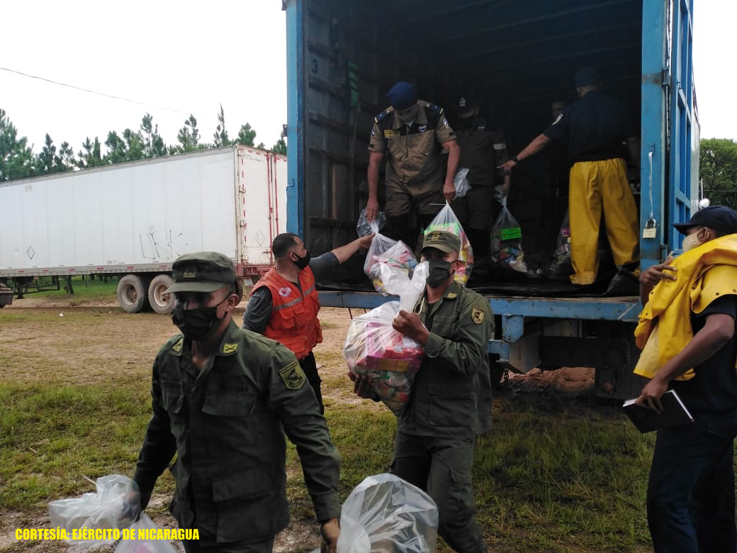 Ejército traslada ayuda humanitaria