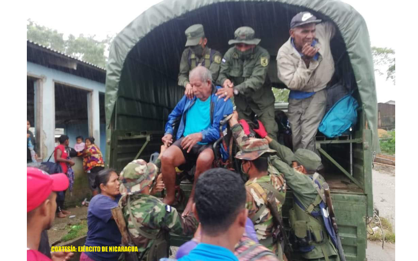Ejército de Nicaragua trasladó ayuda humanitaria y paquetes alimenticios en la Costa Caribe