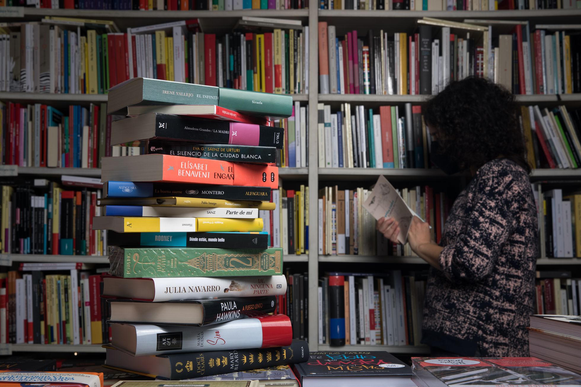 Las editoriales publican más libros de hombres, pero los de mujeres se venden mejor