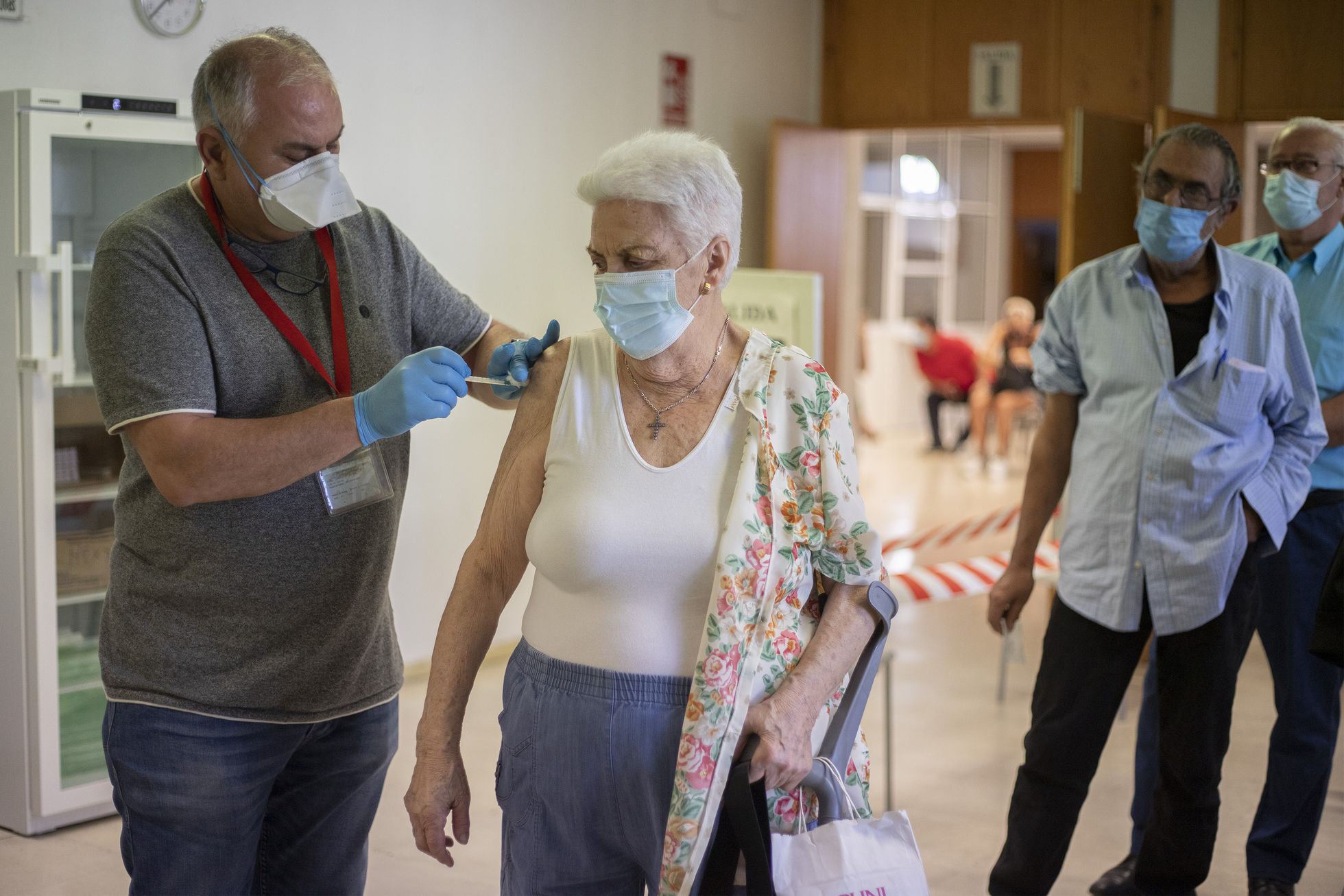 Un estudio preliminar de Pfizer y BioNTech señala que la tercera dosis genera un aumento de anticuerpos eficaz contra la ómicron