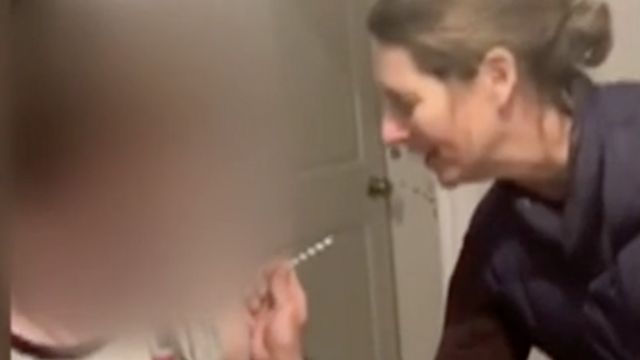 Covid: la profesora arrestada por vacunar a un estudiante de 17 años en Estados Unidos