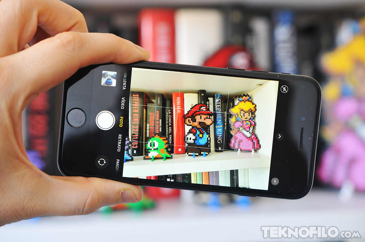 Probamos el nuevo iPhone SE: un móvil manejable con una pantalla de marcos gigantescos