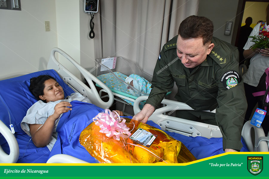 Visitan a madres en sala materna infantil en Hospital Militar