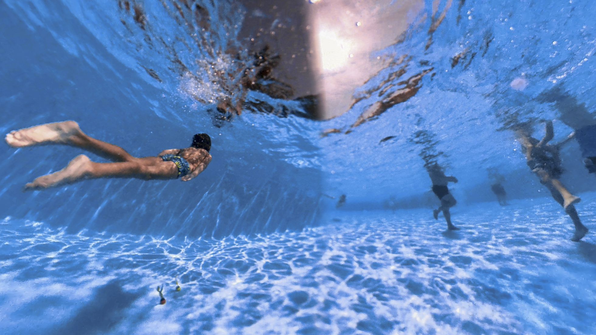 Salud en la piscina: efectos del cloro y por qué es necesaria una ducha previa (y no orinar dentro)
