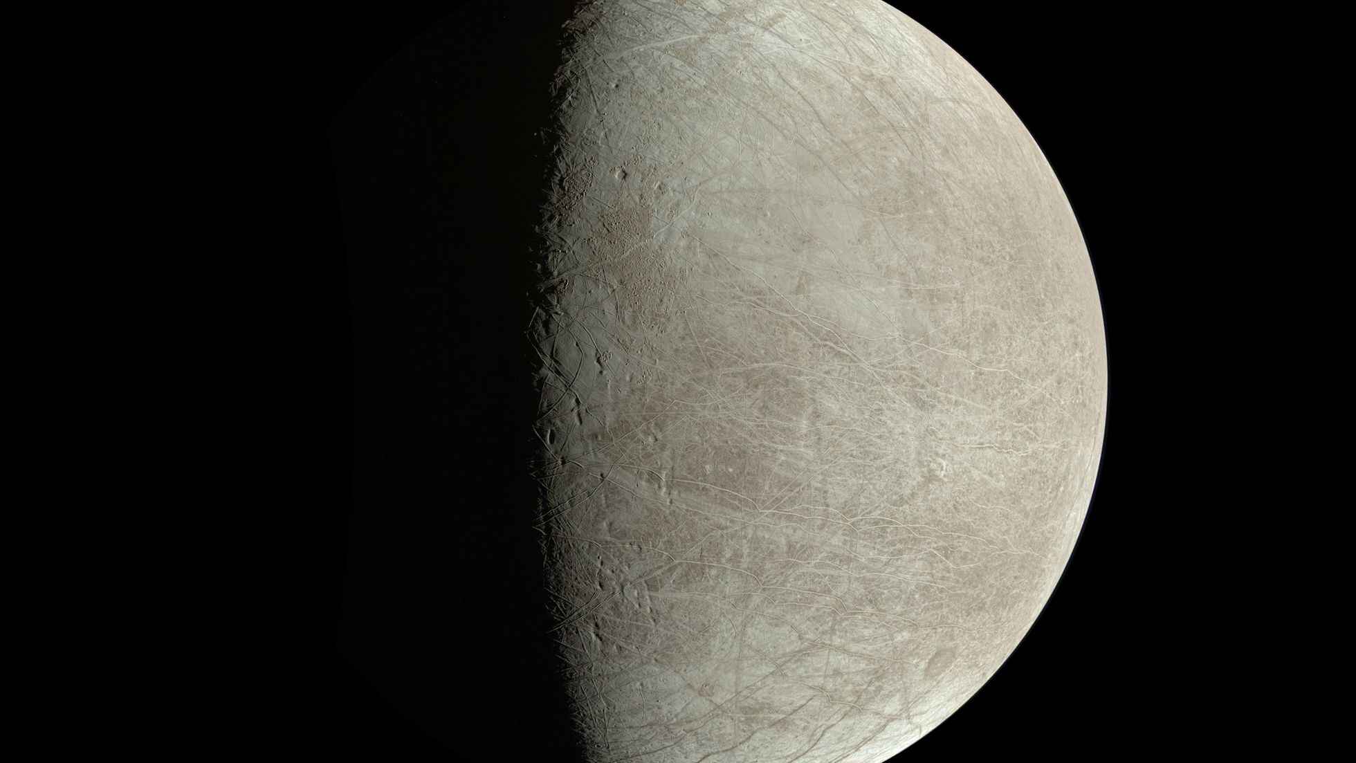 ‘Juno’ redescubre las grietas heladas de Europa, la luna de Júpiter que podría albergar vida