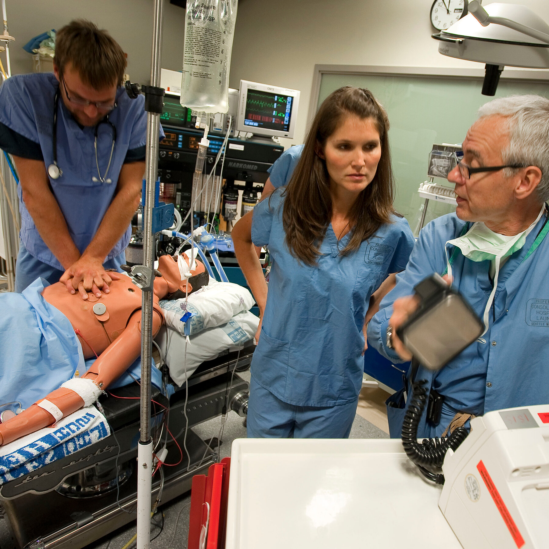 ¿Cómo aplicar RCP y usar un desfibrilador?