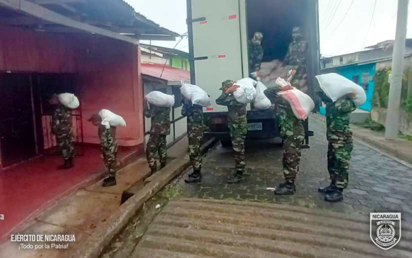 Ejercito descarga paquetes alimenticios