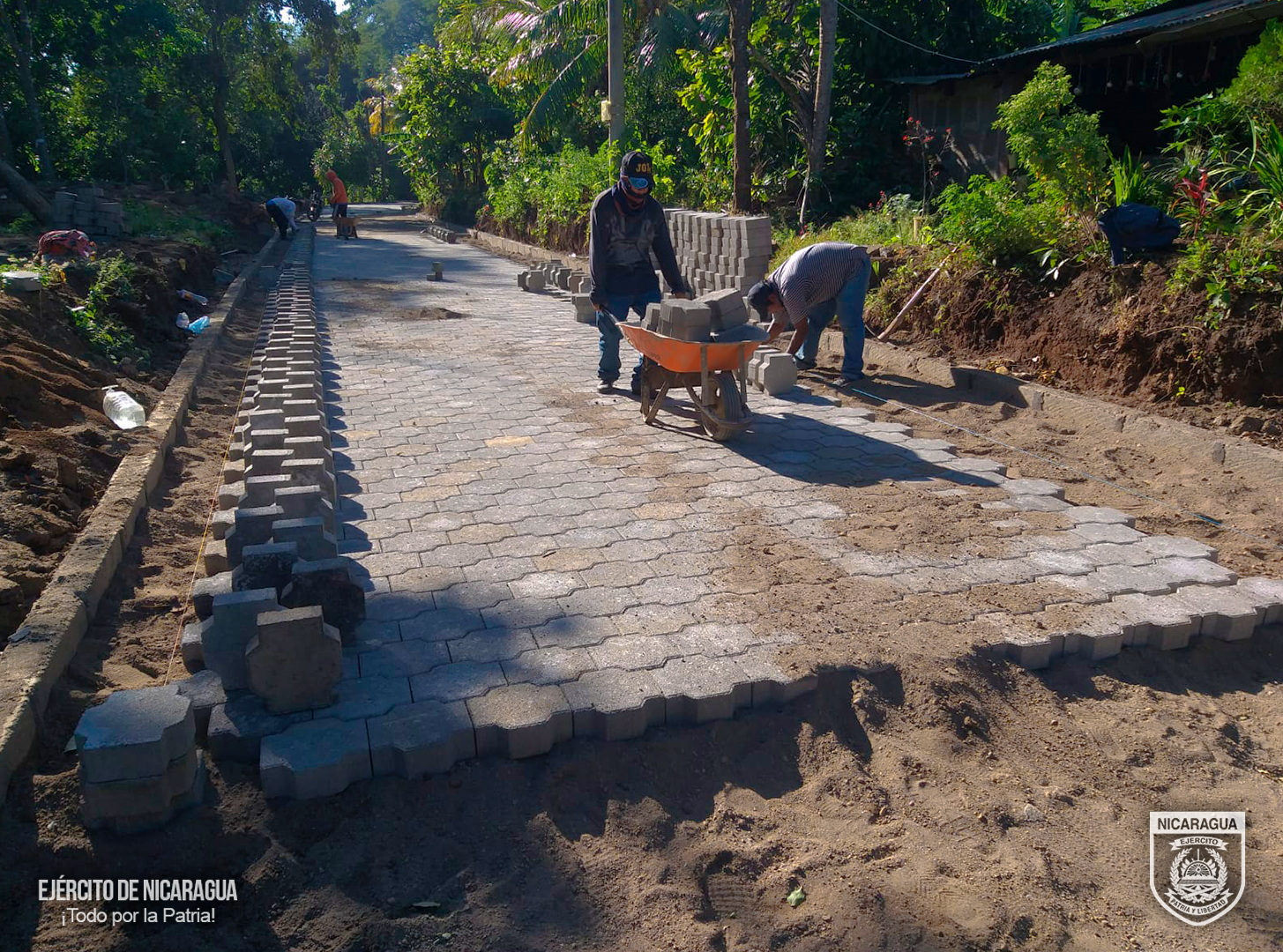 Ejército inaugura adoquinado