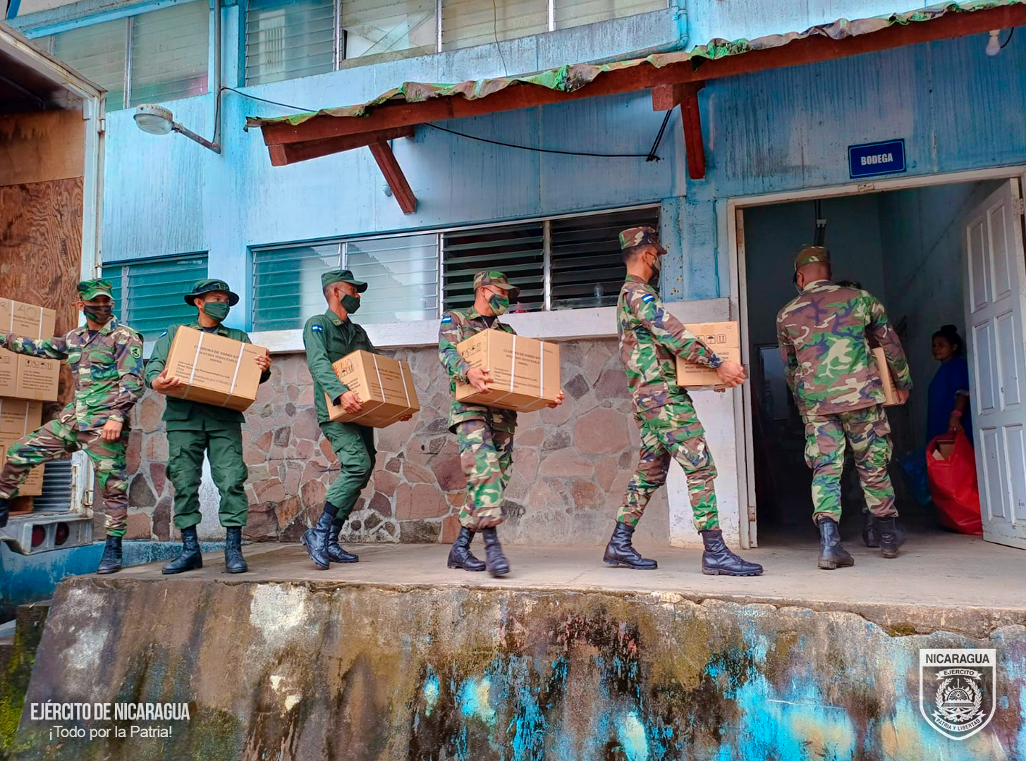 Ejército descarga insumos médicos