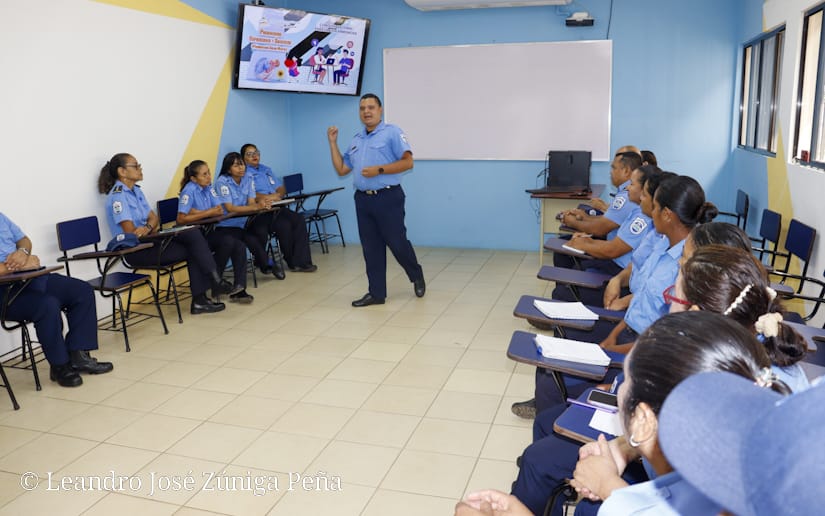 Migración y Extranjería capacita al personal sobre la Cartilla Previniendo Depresiones y Suicidios