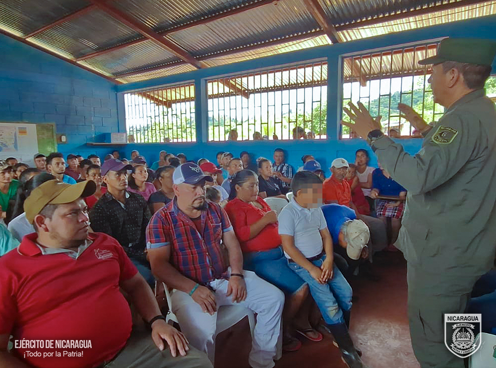 Ejército se reúne con productores del grano de oro